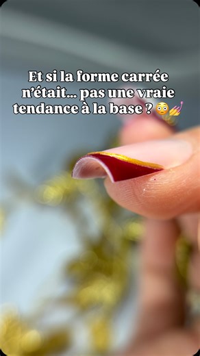 Et si la forme carrée n’était… pas une vraie tendance à la base ? 😳💅 Cette forme iconique est née d’un détail que PERSONNE ne soupçonne 👀 Nouvel épisode de Vanou t’explique tout : l’histoire cachée de la forme carrée. Team carré ou team amande ? 😏 Dis-le en commentaire, laisse un ❤️ et abonne-toi pour la suite ! #VanouTexpliqueTout #OnglesCarres #HistoireDesOngles #ProthesisteOngulaire #NailTechFR | VanouX Nails