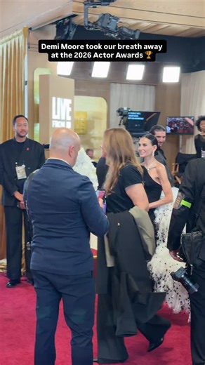 Demi Moore looking like a goddess on the Actor Awards red carpet in Los Angeles 🏆 | Us Weekly