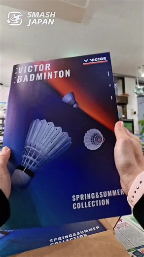 ＼ 📢最新カタログ入荷 🏸 ／ #VICTOR 最新カタログが到着！ 店頭限定で公開中です📖✨ レア商品は早めにスタッフまで 🐒コラボ商品のお問い合わせは🐵✨ 公式LINEから👇 https://x.gd/aLHNd 「コラボ」と呟いてくださいね♪ 🤫㊙️あれれ？→ https://x.gd/KXmgm #スマッシュジャパン #ビクター #バドミントン