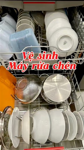 Mấy ngày Tết e mrb hoạt động hết công suất, nay tổng vs chuyên sâu e nó thôi cả nhà ơi. Một chiếc máy seri 6 của Bosch 6 năm tuổi của tui luôn bóng loáng khi chăm vs nè 💥1 năm mình chỉ vs chuyên sâu 2-3 lần như này, còn mỗi tháng chỉ vs bằng baking và giấm. 💥Lưu ý khi mua chai dung dịch vs của finish nên chọn loại k mùi nhé, loại hương chanh nó nồng kinh khủng 💥phần gioăng cao su khi lắp nhớ ấn cho vào hết tránh tình trạng máy báo lỗi vì cửa k đóng kín. P/s: nay ngày sale cuối tháng của shope