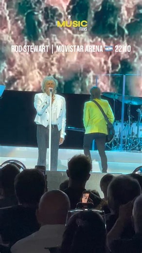 🎩 MOMENTO EMOTIVO CON SIR ROD STEWART 💫 Todos cantamos con @sirrodstewart cuando el temazo “Sailing” hizo vibrar el Movistar Arena. Un clásico que nos puso la piel de gallina y coronó una noche inolvidable. ❤️🎶 🎤 @moveconcertsarg 📣 @merynolt @tavella.nicolas #RodStewart #SirRodStewart #Sailing #MovistarArena #LeyendaViva #Fans #RockClásico #MúsicaQueEmociona | Fans en Vivo