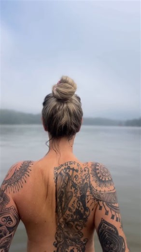 Diana Saxberg - Dia-Yoga on Instagram: "Mitä muuta kuin asanaharjoitusta tykkään tehdä aamuisin? 1. Meditaatio, Hermoston rauhoittaja & kortisolin laskija • Meditaatio aktivoi parasympaattista hermostoa (lepo ja palautuminen). • Säännöllinen meditaatio vähentää kortisolia, eli stressihormonia, joka usein kohoaa aamulla luonnostaan. • Aamumeditaatio parantaa keskittymistä, lisää emotionaalista tasapainoa ja valmistaa mielen joogaharjoitukseen. • Tutkimus: Harvardin tutkimus osoitti, että meditaat