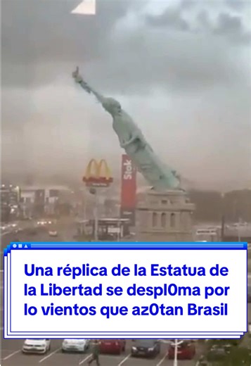 🗽 Una réplica de la Estatua de la Libertad se d3splomó en Brasil debido a los fuertes vientos que az0tan varias regiones del país. El momento quedó registrado en imágenes que muestran la fuerza del temporal. 🌬️ Las autoridades evalúan los d4ños mientras el m4l tiempo continúa af3ct4ndo a la zona. El inc1d3nte se suma a los estr4gos provocados por los int3nsos vientos en el país. #Brasil #EstatuaDeLaLibertad #VientosFuertes #Temporal #Noticias