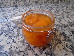 Nísperos en almíbar