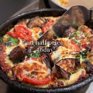 Add this deal to your Monday night football lineup! Available for dine-in and takeout! 🏈 Order online at unos.com | Uno Pizzeria & Grill