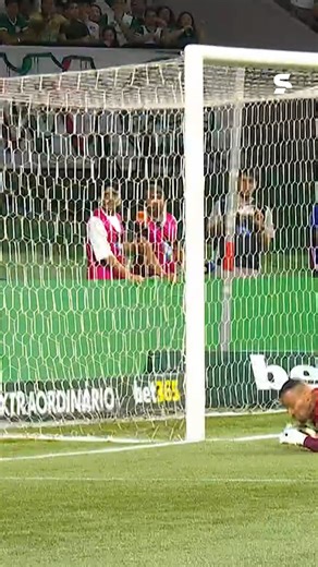 SALVA, CARLOS MIGUEL! 🧤🧤🧤 William aciona Christian pela direita, o camisa 88 cruza para o meio da área, Fuchs desvia levemente e a bola sobra pra Arroyo dentro da área finalizar com força e precisão, obrigando Carlos Miguel a fazer mais uma boa defesa. *Contém legenda automática. #BrasileiraoNoSportv #Brasileirao #Palmeiras #Cruzeiro #PALxCRU | sportv