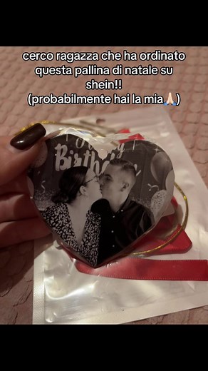 Cerco ragazza per la pallina di Natale