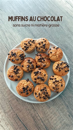 Justine | Prépa 100KM on Instagram: "MUFFINS AU CHOCOLAT 🍫 (sans sucre ni matière grasse) - 200g de fromages blanc - 3 œufs - 150g de flocons d’avoine mixés - 3 cuillères de sirop d’érable - 2 Scoop de Whey (optionnel) - Des pépites de chocolat 15 minutes au four à 170•C et c’est prêt ! #healthy #healthyfood #foodlover #food #muffins #chocolat #chocolates #protein #snack #homemade #recette"