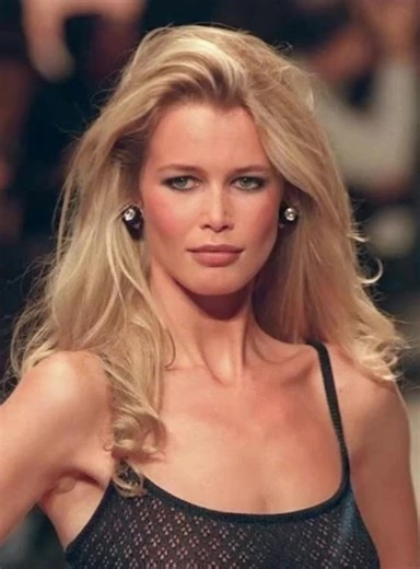 Claudia Schiffer was a famous model in the 90s, and now she's 52. Some fans think she looks unrecognizable ❤ Her face features changed a lot, she gained weight and is no more the beauty she used to be before 😯👉👉See all the photos! 📸 http://celebritiesnew.space/JzmqxfBN/AXyoaMQR2GDP8.html | Christie Dutton