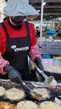 [4K] “Bindaetteok is the perfect match for a rainy day!” Namchang 5-Day Market Mung Bean Bindaett...