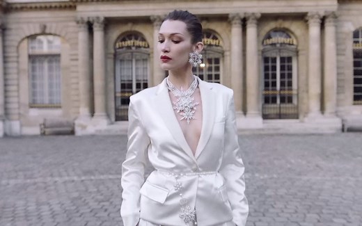 Bella惊艳世人的一次 | Bella Hadid Models Fall’s Paris Collections Vogue