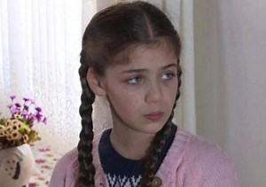 Elif odcinek 765 streszczenie - Elif prosi Vildan, żeby ją uwolniła, jednak kobieta nawet nie chce o tym słyszeć. Dziewczynka szuka sposobu, żeby się wydostać