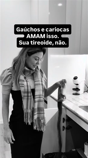 Dra. Rachel Furtado | Fisiologia Metabólica e Hormonal on Instagram: "Sou carioca. 😎 Amo mate gelado. Cresci vendo isso como sinônimo de praia, verão e saúde.☀️🏖️ Justamente por isso, decidi parar. A erva-mate pode conter quantidades relevantes de flúor: um halogênio que compete com o iodo no organismo. Em contextos de exposição crônica e ingestão marginal de iodo, a literatura científica associa o flúor a possíveis alterações na função tireoidiana. O ponto aqui não é demonizar um alimento iso