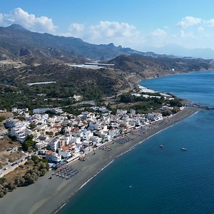 Mirtos, Kreta 🥰🌸 Mirtos is een parel aan de zuidoostkust van Kreta. Hier geen massatoerisme, maar een sfeervol dorpje met 600 inwoners aan de Libische Zee. Denk aan een gemoedelijke boulevard met tavernes waar je voor €8 een bord souvlaki eet, eenvoudige appartementen, overal bloemen en planten en het warme welkom van de locals. Een plek vol rust en authenticiteit, waar veel gasten jaar na jaar terugkomen. 🇬🇷 ✈️ Vanaf Heraklion rijd je in ca. 1,5 uur door de bergen naar Mirtos. 🛏️ Accommoda