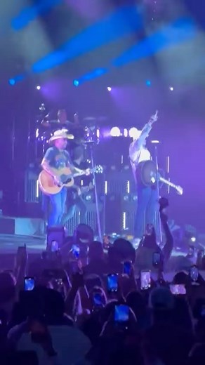 Toby Keith joins Jason Aldean for surprise duet at Oklahoma show #jasonaldean #tobykeith | Taste of Country