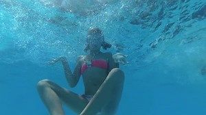 Girl Mask Dive Swimming Pool Looks 库存影片视频（100% 免版税）32675695 | Shutterstock