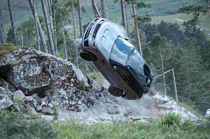 La Range Rover di 007 cade nel dirupo: il video è da brividi