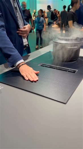 Elektrofachhandel München | Hausgeräte & Service on Instagram: "🔥 IFA 2025 PREMIERE: Das neue Siemens Matt-Finish! 🔥 Auf der IFA 2025 wurde das inductionAir Plus Kochfeld mit integriertem Dunstabzug im exklusiven Matt-Finish vorgestellt. Ihre exklusiven Vorteile: ✅ Elegantes, tiefschwarzes Matt-Finish: Reduziert Blendeffekte und macht Fingerabdrücke nahezu unsichtbar. ✅ Bis zu 5x weniger sichtbare Kratzer:* Eine Oberfläche, die ihre Schönheit bewahrt. ✅ Exklusive 5 Jahre Herstellergarantie:**