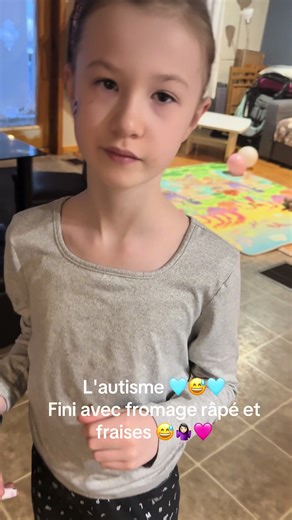 Maylie voulais des nachos, fini par accepter du fromage rapé avec des fraises, elle avait accepté des tranche de fromage en brique mais elle a dit non ensuite la tranche faite 😅 elle voulais ajouter des pâtes crues et de la mayonnaise mais jai dit non 😅 Cest ca lautisme en etant parent, faire des compromis pour le bonheur de ma belle grande fille et sa paix intérieure 😅🩷🥹🩷🤷🏻‍♀️