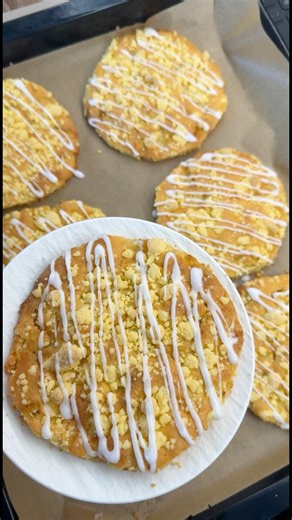Today we're baking my favorite cake as little apple crumble medallions.
