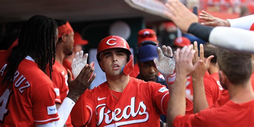 Stewart stays hot, Reds edge Giants with three-hit win