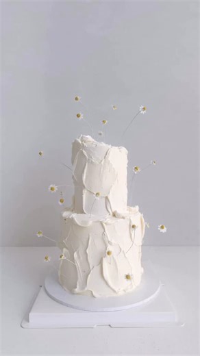 K CAKE on Instagram: "Cute little daisies — super simple to make, but the vibe on this textured mini two-tier wedding cake is everything. Just a tiny moment… and I’m really loving this look lately"