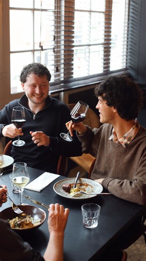 Brass Kaatje | Restaurant Egmond aan Zee on Instagram: "𝙊𝙚𝙥𝙨… soms duurt het net wat langer 😅 Niet omdat we geen zin hebben hoor… maar omdat iemand in het team nét iets te klein is om bij de glazen te komen 😉🍷 Goed nieuws: we kunnen wel wat extra handen gebruiken! Lijkt het je leuk om bij Brass Kaatje te werken? Loop gerust even binnen om kennis te maken."