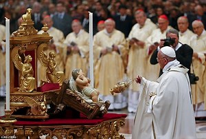 Así inicia la Misa papal de Navidad: con el canto de la Calenda, la incensación de la imagen del Niño, su adorno con flores, y el introito. | Liturgia Papal
