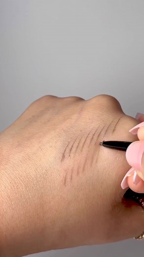 It's all in the details 🤩 Shop ✨️Brow Wiz✨️ if you're looking to add definition and hair-like detail to your brows with maximum precision and control. ✨️Brow Definer✨️ is perfect for beginners and on-the-go application. Its triangular-tip defines, fills, and details brows in a snap! 📽 @asmah.mua swatches shade Ebony #AnastasiaBeverlyHills #ABHBrows