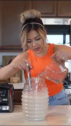 Because who doesn’t like a glass of homemade HORCHATA? The best is made at home and the best part you can make it as sweet as you want all that matters is for it to NOT be grainy or powdery 😷 the secret is to allow the rice to get soft all the way and of course make sure you blend blend blend and if your blender dont blend well no problem use a cheesecloth to strain ☺️ and just like that you will make the best horchata at home ☺️ PRO TIP!!!!✅blend until rice is pulverized ✅add more water to dil