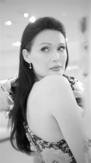 The Quiet Moments Before the Runway ✨ A Model’s Perspective