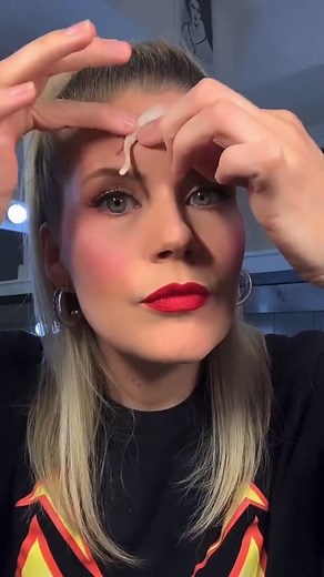 An easy 2 ingredient scar wax! Amazing for creating gashes, wounds or burns. #scarwax #halloweenmakeup #scarwaxtutorial #spfxmakeup #halloweenmakeup2023 #torontomakeupartist