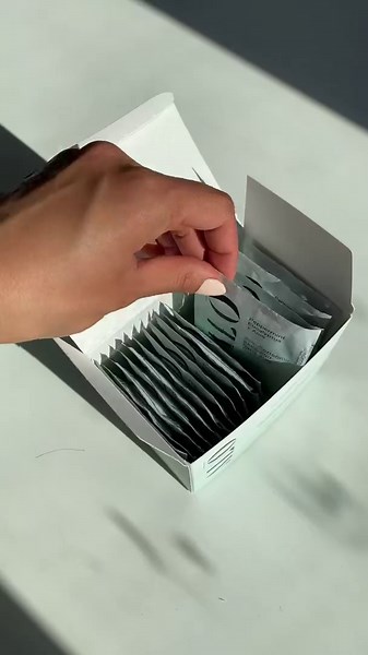 ALŌH Skin - Softening Sanitizing Hand Wipes – Peppermint + Eucalyptus Aloe (1 Box of 20 Individually Wrapped Wipes)