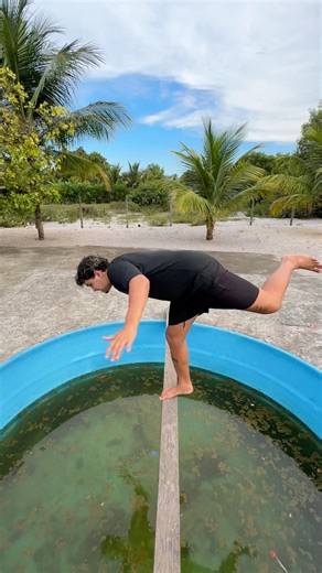 CAÍ NA PISCINA DE CHERNOBYL!😭 #shorts