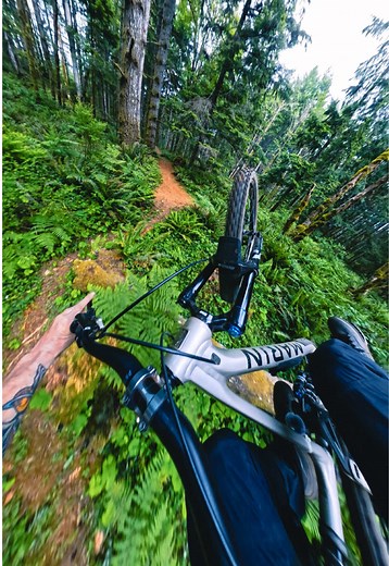 It’s been 3 years since I took a full lap down Sharknado… this one got a little spicy. Building this trail has been a labour of love, and I finally nailed a shot I’ve been picturing in my head since 2020. A few modifications definitely made for a wild, heavy day on the bike, but seeing the vision come together made every hour of digging worth it. The full rebuild and first-lap drops this weekend on YouTube. I shot this perspective on the @insta360 official X5 horizontal mount. If you want the ex