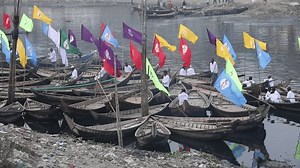 Dhaka, Bangladesh - 26 janvier 2024 : Pour protéger le fleuve Buriganga d'origine, "Nongor" a organisé un rassemblement en bateau sur le fleuve Buriganga à Kamrangirchar à Dhaka.