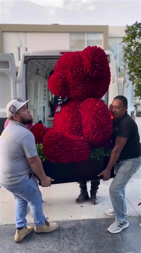 Oso de 3,500 Rosas: Creación y Diseño Floral
