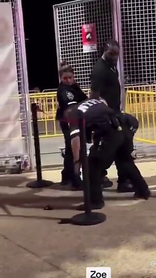 Un pequeño policía asiático de Nueva York... se abalanza sobre un haitiano alto. Debió haber dicho algo que lo enfureció. No le importaba lo grande que fuera, jaja. Alguien está siendo deportado. 🤣🤣⚠️