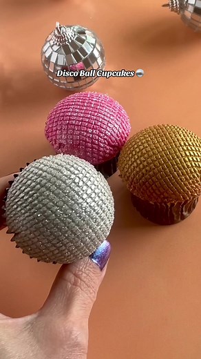 Entering my disco era with these disco ball cupcakes…ooh ooh 🎶🪩💃 Tag me if you try this technique! #discoball #cupcakes #buttercreamcupcakes