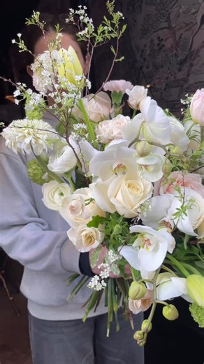 BOYA - Fleurs & Maison on Instagram: "Designer’s asymmetrical bouquet www.boyaparis.com"