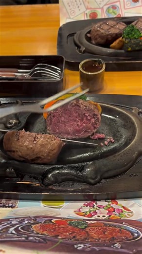 📍静岡 さわやか🍴🤗🍴 〜静岡県御殿場市〜 ｡.｡: * ﾟ ゜ﾟ * :｡.｡: * ﾟ ゜ﾟ * 御殿場のアウトレットに行ったついでに、静岡で有名なさわやかさんに行きました✨✨ 人気店らしくて、早めに予約券をとろうと思い8時半に到着したら、もう100人近く並んでました💦 #静岡グルメ #御殿場アウトレット #さわやか御殿場プレミアムアウトレット店 #ハンバーグ #静岡ランチ