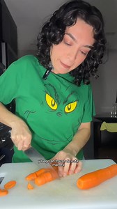 ✨😋 Receta con calabazas fácil y deliciosa 😋✨ Ingredientes: -450g de calabazas -230g de zanahorias -60g de cebolla blanca -1/2 cdita de sal -1/2 cdita de pimienta -1/2 cdita de ajo en polvo -1 cdita de perejil seco -1/2 cdita de eneldo -Suficiente aceite de oliva -1/2 taza de media crema -1/2 taza de caldo de pollo -Opcional: 20g de chiles chipotles en adobo. ✨Cortar las calabazas y las zanahorias por la mitad y luego en trozos y agregarlas en un bowl junto con la cebolla. ✨Sazonar con todos lo