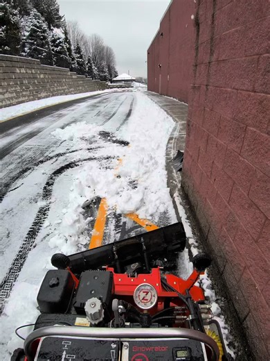 Cleaning along the curb so the truck can plow the snow with no mess ! #snowstorm #snowremoval #snowplow #snowbunny #landscape