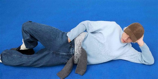 Los vaqueros de Uniqlo x JW Anderson que están arrasando: corte recto, estética clásica y un fit que favorece