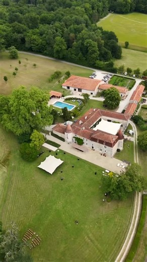 Imagine golden light spilling over the hills, the quiet hum of the countryside, and the laughter of loved ones echoing through an old French château. ✨ This is where time slows down and your wedding becomes a story told for years to come. Fly to France for a destination like no other. A hidden gem surrounded by nature, charm, and history. 📍 Nestled in the French countryside, Château de Lerse offers the perfect escape for couples seeking romance, authenticity, and effortless elegance. Begin your