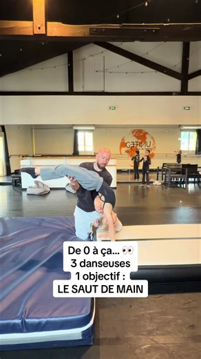 Elles partent de 0… et regardez déjà ce qu’elles arrivent à faire 👀 On construit les bases pour que tout devienne plus facile ensuite 🤸‍♀️ La suite arrive… #danseuses #gymnastik #gymtok #gymnasticscoach