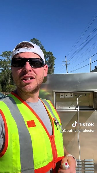 Controlling a traffic light! #trafficlightdoctor #fyp