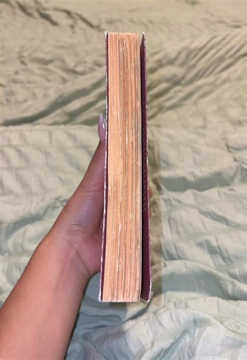 One of my goals this year is to fall in love with reading again📚 Let me know what book you guys are starting🤭 #booktok #bookish #firstbook2026 #daisydiaz24