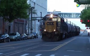 美国铁路CSX SD40-2内燃机车牵引短编货列通过马路