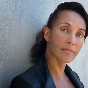 La actriz de Stargate Atlantis, Rachel Luttrell, es la esposa del especialista Loyd Bateman: aprenda más sobre su carrera, estilo de vida y ganancias - Biografía